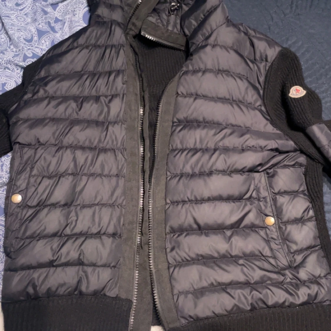 Svart dunväst från Moncler med stickade detaljer - 1