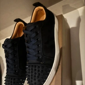 Christian Louboutin skor - Hej säljer nu dessa Christian Louboutin skorna i storleken 43. Skorna är i helt nytt skick och är aldrig använda. Ställ gärna frågor och lägg prisförslag.😁