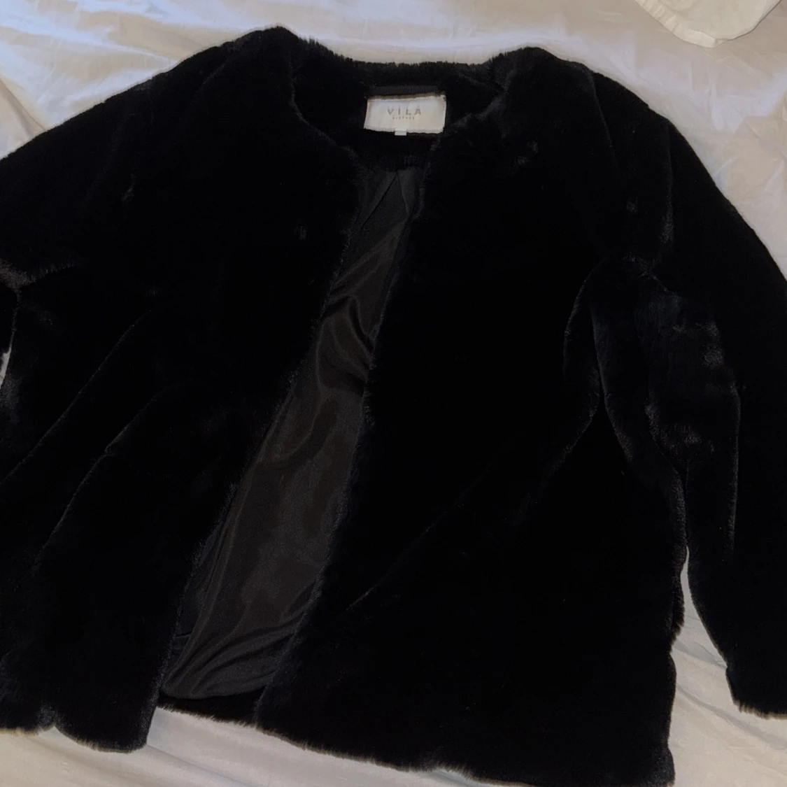 Svart fuskpälsjacka från VILA - 2