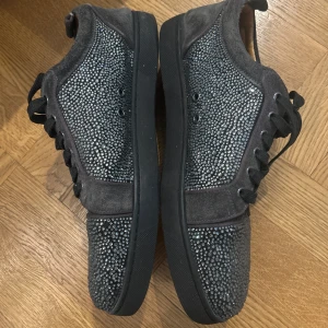 Louboutin Strass Sneakers - Säljer ett par använda Loubs täckta med glittriga stenar över hela skon. Perfekta för dig som vill sticka ut med lite extra bling. 100% äkta