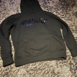 hoodie från Hoodrich - Säljer en svart hoodie från Hoodrich med stor logga i glansigt material på bröstet. Köpt för 1 vecka sedan kvitto finns. Storlek M