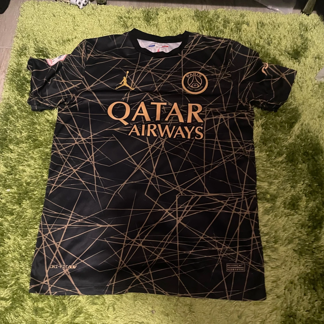 PSG fotbollströja Mbappé #7 svart/guld - 1