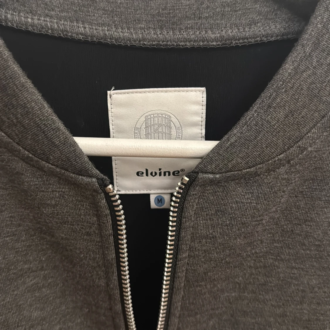 Mörkgrå zip-jacka från Elvine - 1