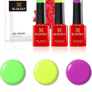 BLUESKY Gel Polish Set Neon - Säljer ett set med tre gel nagellack från BLUESKY i neonfärger: lila (N15), gul (N08) och grön (N02). Lacket har en glansig finish och kommer i klassiska flaskor med svart kork. Perfekt för dig som vill ha färgstarka naglar. Bluesky Gellack Set med tre färger: N02, N08 och N15. Perfekt för att skapa vackra och hållbara naglar.  Helt nya 3x5ml