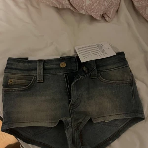 Blå jeansshorts från weekday - Snygga helt slutsålda weekday shorts, prislapp kvar, aldrig använda. lågmidjade i storlek 25 (kan inte visa på då de är för små)