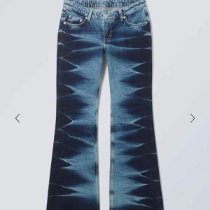 Blå bootcut jeans med mönster - Säljer dessa super fina byxor från weekday. Byxorna är helt slutsålda överallt och säljs inte längre. Använda ett fåtal gånger, och är där med i super bra skick. Pris kan diskuteras 