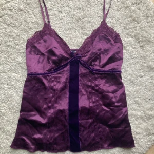 Vintage linne Morgan de toi - Fint satinlinne från Morgan med rosett🎀 Glansigt material, funderar på om det är siden. Finns några pyttesmå rifter i tyget som syns på bild 4. 