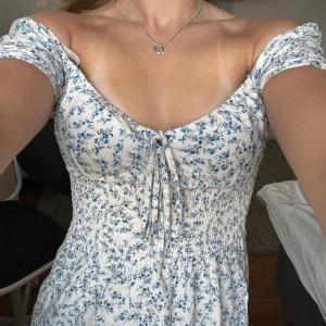 Sommarklänning - Superfin vitblommig klänning som passar perfekt inför sommaren!🌸🌼