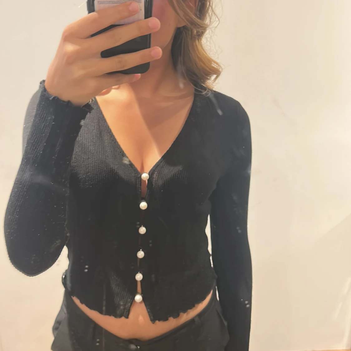 Svart ribbad kofta från H&M med pärlknappar