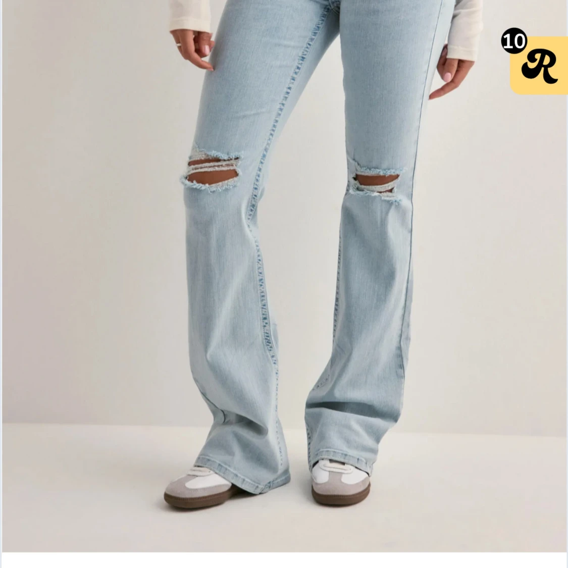 Ljusblå bootcut jeans med slitningar - 1