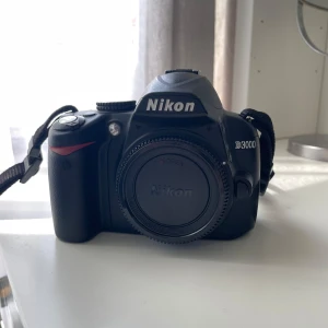 Nikon D3000 kit (med 2 objektiv) - Säljer en  Nikon D3000 systemkamera med två tillhörande objektiv. Kameran har tydlig display, flera inställningslägen och medföljande kamerarem. Autofokus fungerar inte, bara fokusringen på objektiven. Säljer pga den inte används på några år.
