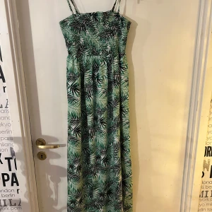 Maxiklänning fr Desires XS - Maxiklänning helt ny fr Desires. Resårsmock upptill för att anpassa kroppen. Ordpris 400kr.