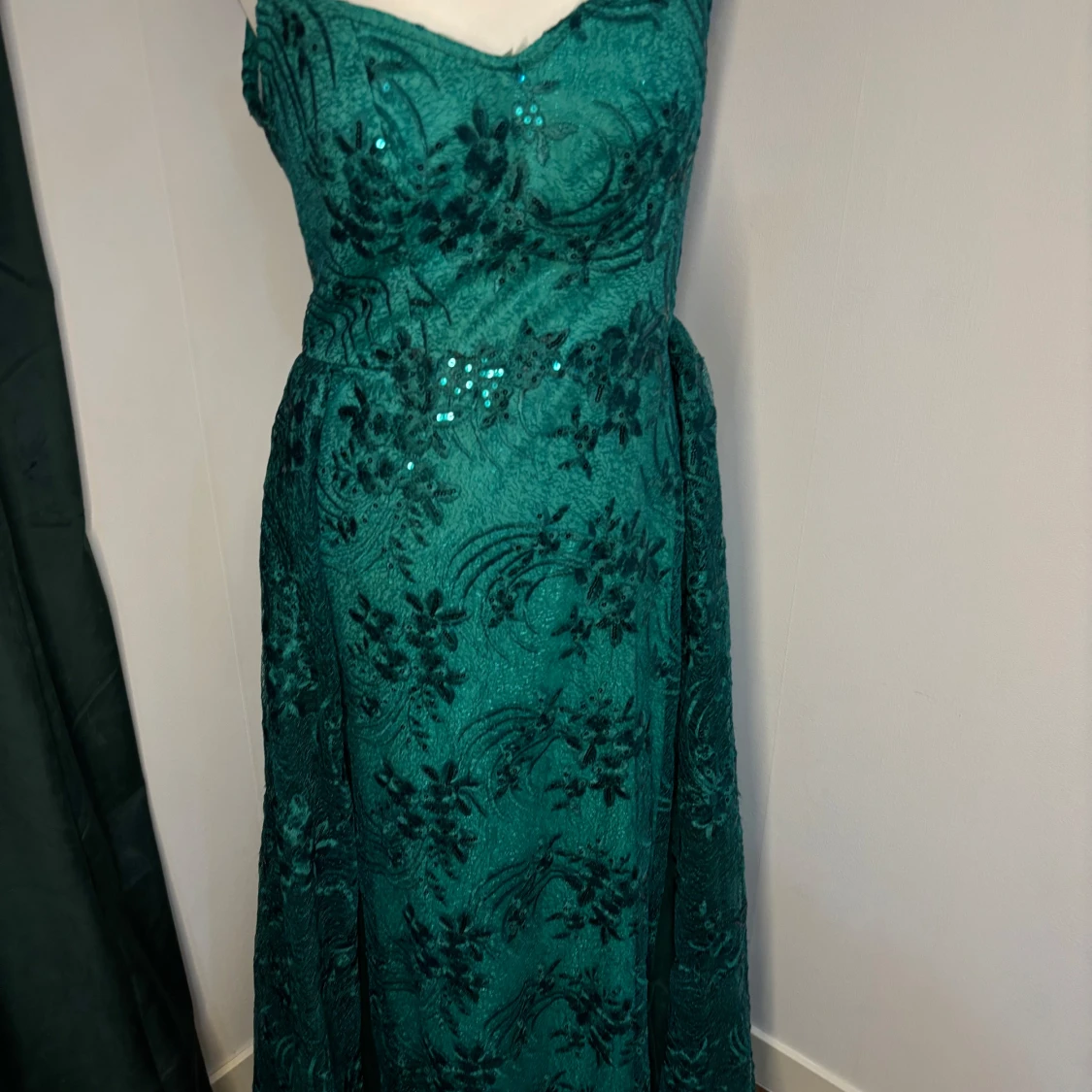 Grön långklänning med blommigt mönster och paljetter - 3