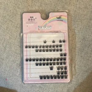 Individuella lösögonfransar i svart - anime / manga lashes  - Ett set med individuella lösögonfransar i svart, fransarna kommer i olika längder. De är jättesöta och kan skicka bilder på hur de sitter privat. Säljer då jag har köpt andra fransar och använder inte dessa längre. Alltså de som är i bilden är orörda och rena. 