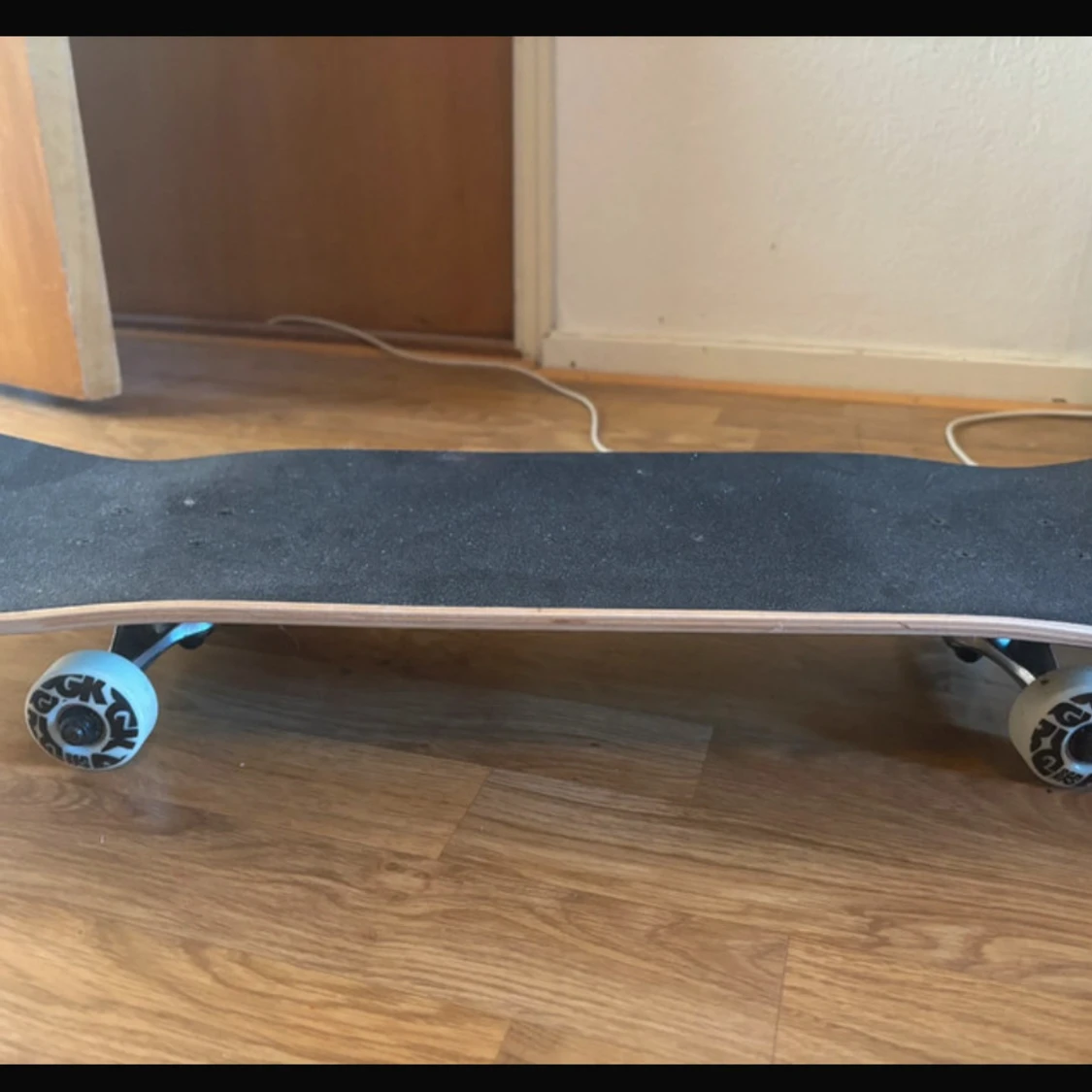 Skateboard med DC-motiv och rosor! - 3