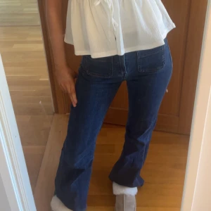 Mörkblåa jeans  - Fina low wais mörk blåa byxor nästan oanvända ❤️