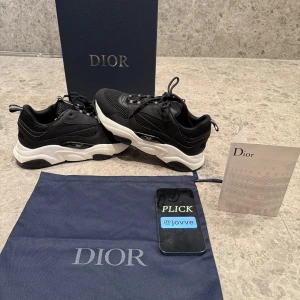 Dior B22 - Hej! Säljer nu mina as snygga Dior B22 skor. Riktigt fina och unika skor som passar alla outfits. Skorna är i storlek 42 och vid köp medföljer allt som syns på bilderna. Hör av er privat vid fler frågor!