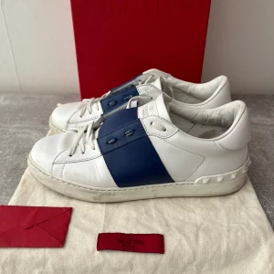 Valentino open skor - Valentino open skor blå stripe, mycket bra skick, replacment box, dustbag och kuvert ingår, storlek Eu 41,5.