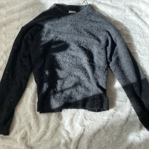 Mörkgrå stickad tröja med pärlor från H&M - Stickad tröja i fint skick