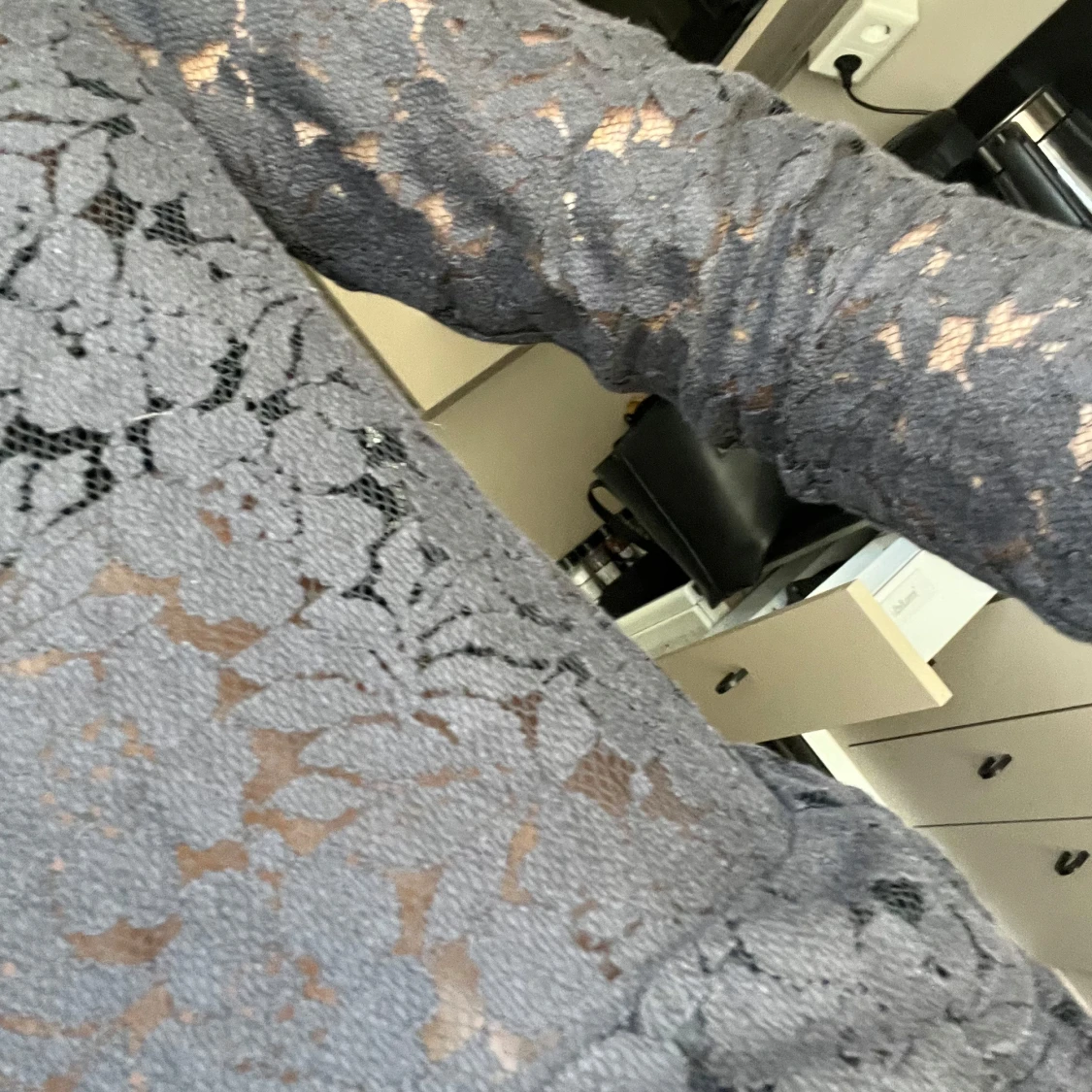 Grå spetsblus med lång ärm - 2