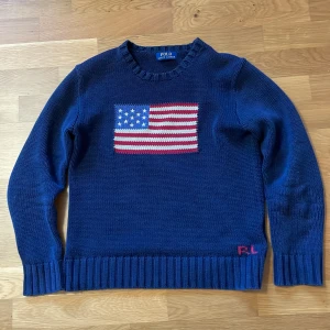 Polo Ralph lauren flag tröja - Säljer en Polo Ralph lauren USA flagga tröja då den in tre passar längre. Orginal pris är 4800kr så kom med pris förslag. Storlek S men passar även M😁