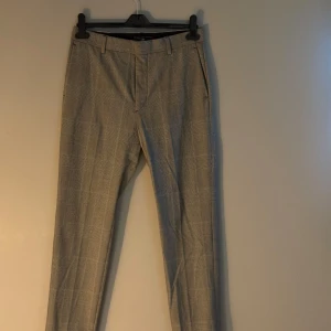 Kostymbyxor - Säljer ett par kostymbyxor från hm i storlek 29 i midjan. Skulle liknas till XS