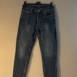 Weekday Barrel 28/30 - Weekday Barrel i storlek 28/30. Skulle liknas till S. De är i fintskick och har snygg wash.