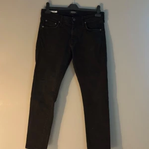 Jack & Jones Glenn 31/30 - Säljer ett par jeans från Jack & Jones i storlek 31/30. Men är egentligen lite smalare. Skulle liknas vid S. Modellen är slim och byxorna är väldigt lite använda.