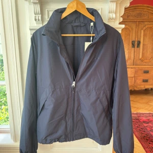 Gant windbreaker  - GANT Lightweight windshielder  Helt ny, aldrig använd. Taggen sitter kvar inuti. Kostar 2200 kr i butik, vill ha 1200 för den men kan gå ner i pris vid smidig affär. Storlek S, passar både S och M.  Lik Helly Hansen jackorna i stilen, passar perfekt om du gillar old money looken, klassisk herrstil eller Ralph Lauren.  Skickas eller möts upp i Lund, Malmö, Helsingborg eller Landskrona.