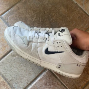 Nike dunk low disrupt 2 - Snygga Nike dunk low dirupt sneakers, köpta från restock för 2000, lite smutsiga och väl använda därav billigt pris!🃏🧸