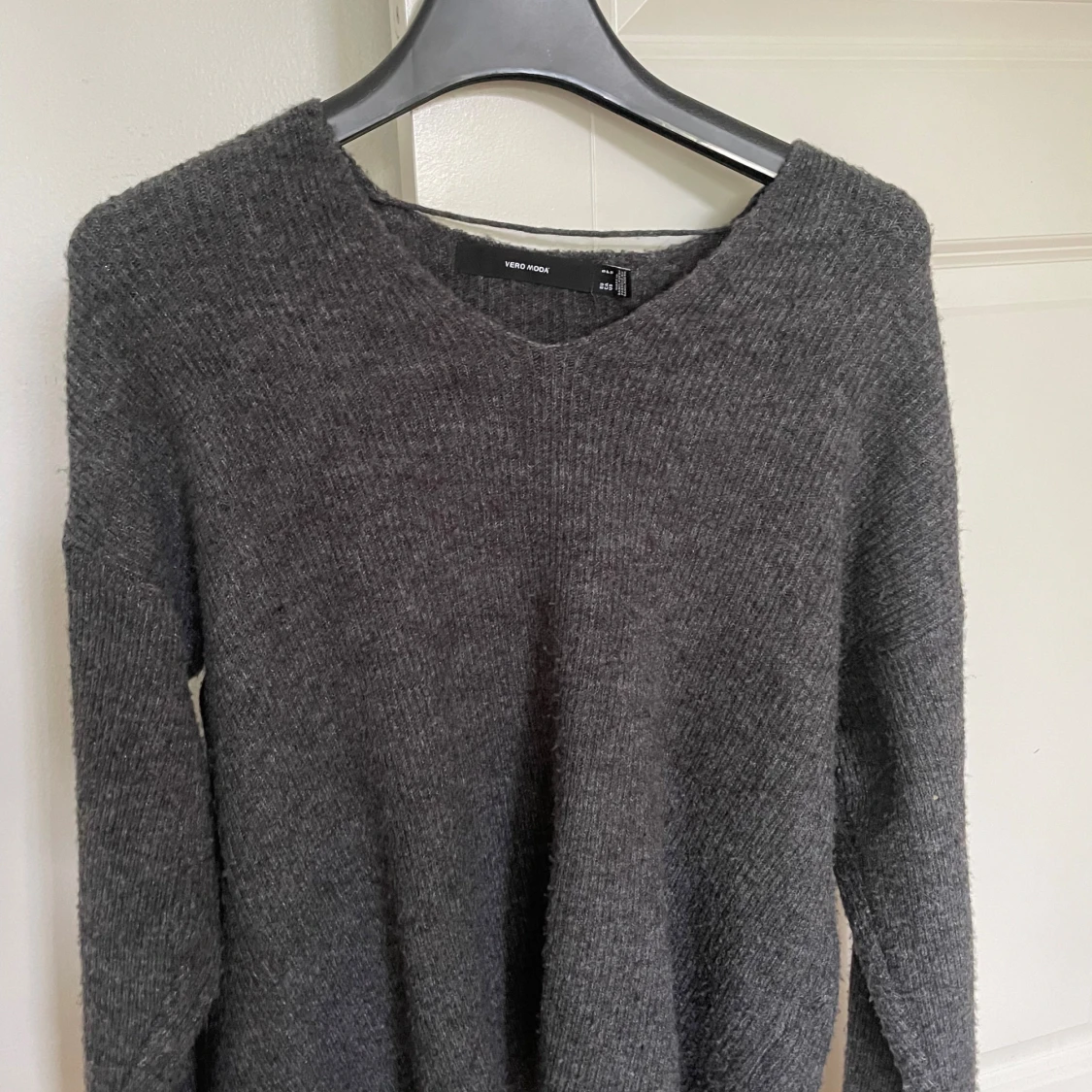 Mörkgrå stickad tröja från Vero Moda - 1