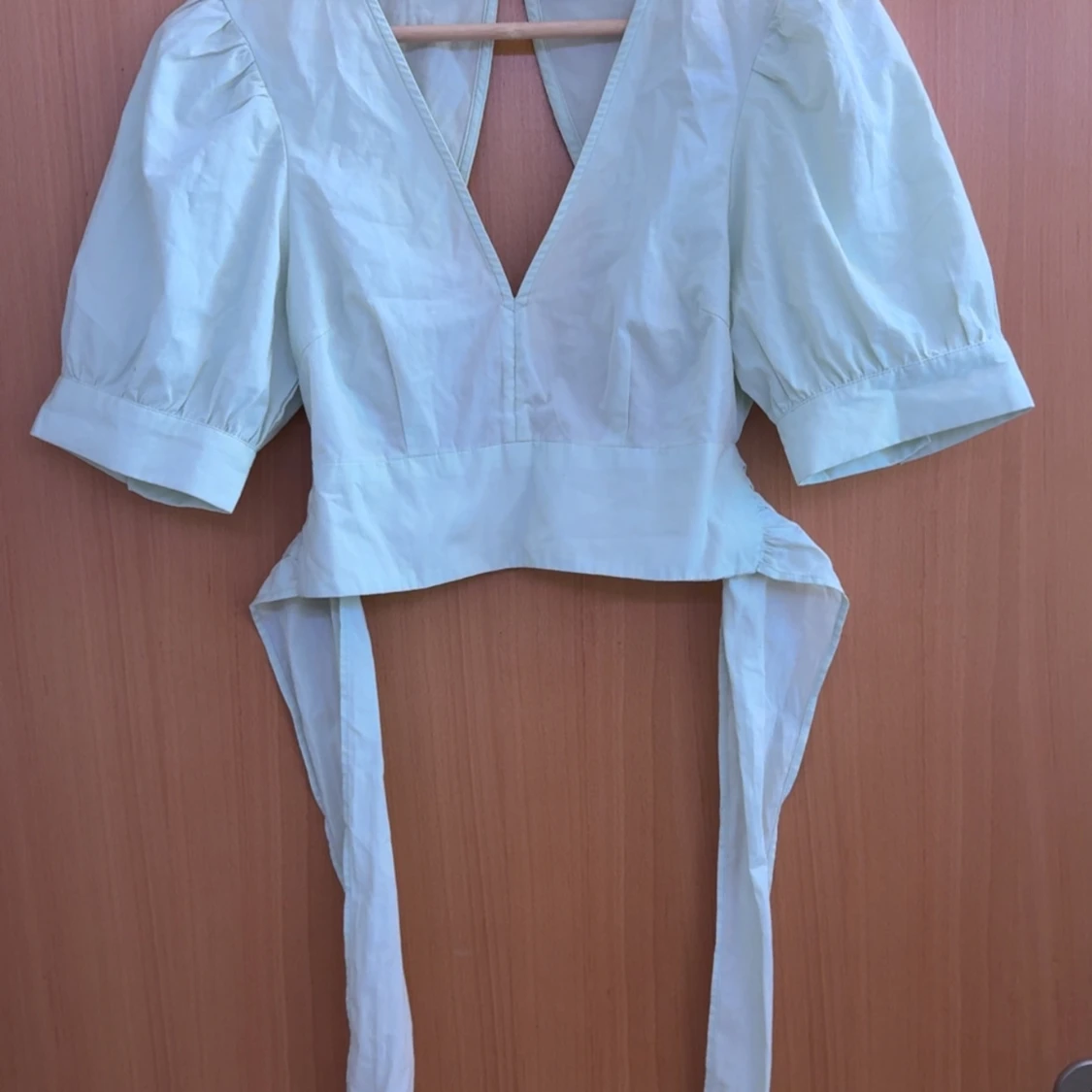 Ljusgrön omlottopp med puffärm från Pieces