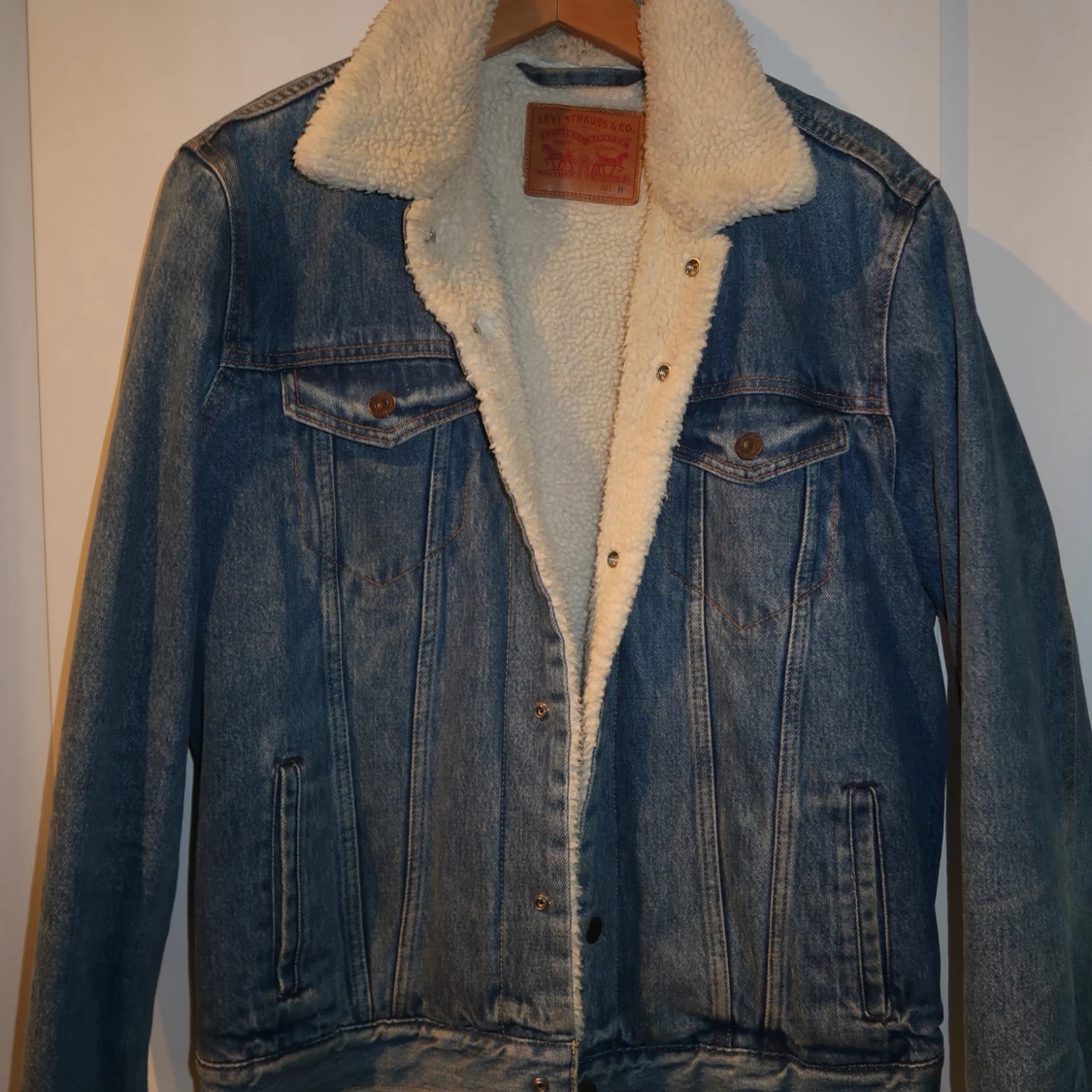 Blå jeansjacka med teddyfoder från Levi's - 3