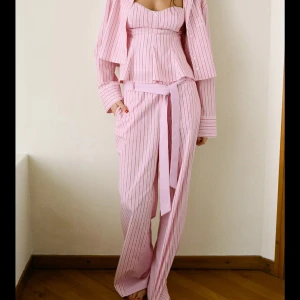 SÖKER Zara set - SÖKER detta rosa randiga co-ord settet från Zara. Peplum-toppen och byxorna. 