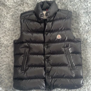 Moncler Tibb Down Gilet Väst Svart - Moncler Tibb Down Gilet Väst Svart 2021 årsmodell!!  Storlek: 4 (M/L) Skick: 9/10 Nypris: 11070kr Pris: 5990kr Frakt: (Hemlevererat spårbart)📦  Tveka inte att höra av dig vid minsta frågan!