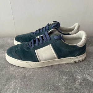 Valentino flycrews blå - Valentino flycrews blå, bra skick, alla nitar kvar (2 är replacment nitar, endast skorna ingår, storlek 40,5. 