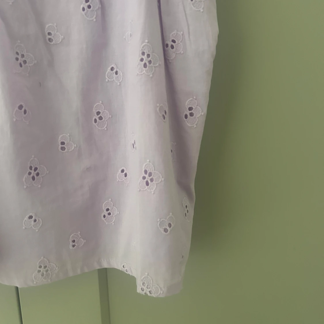 Ljuslila blus med volangärmar - 3