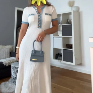 Sandro klänning - Säljer min sandro klänning då jag köpte i fel storlek, hel ny med prislapp på