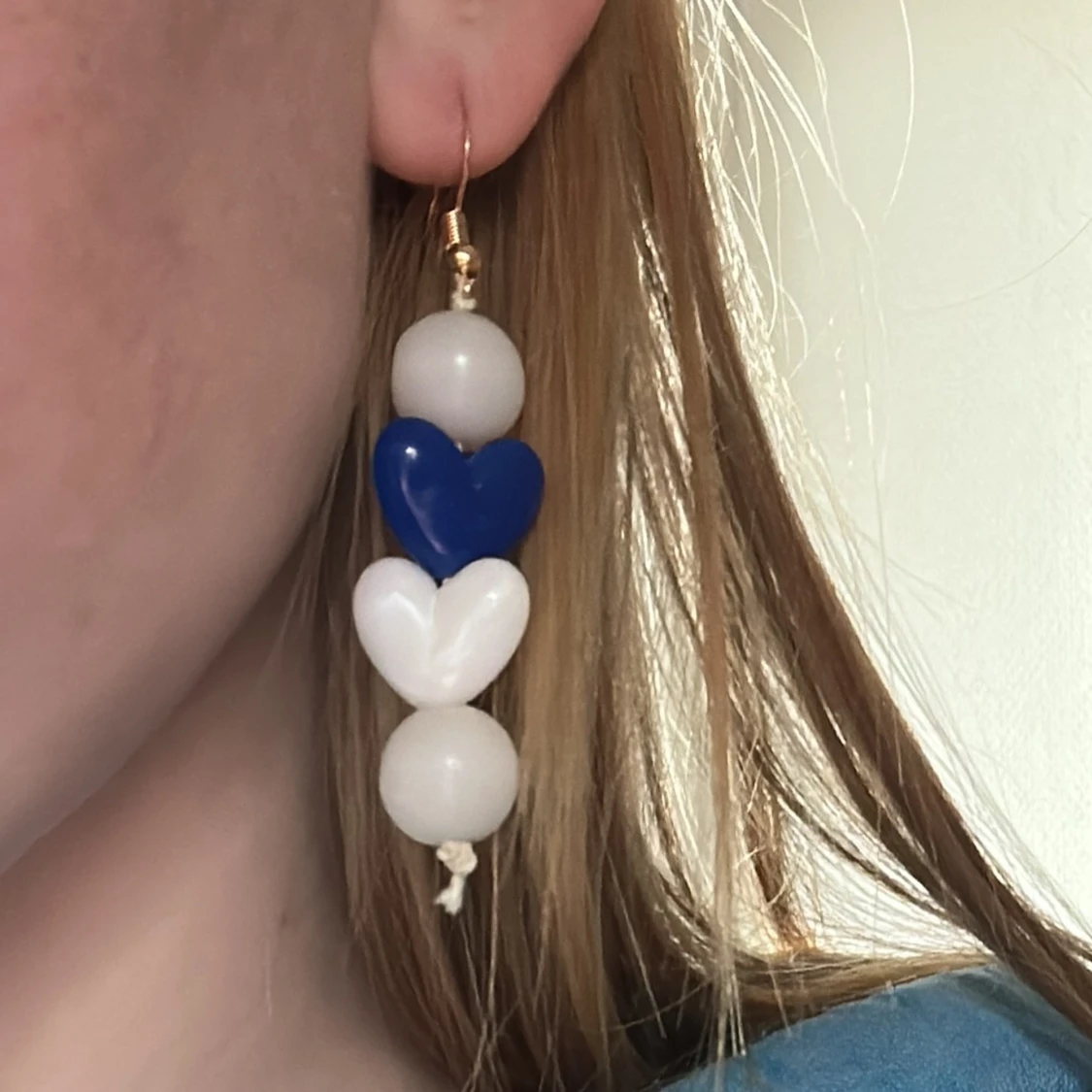 Handgjorda IFK örhängen med hjärtan och pärlor - 1