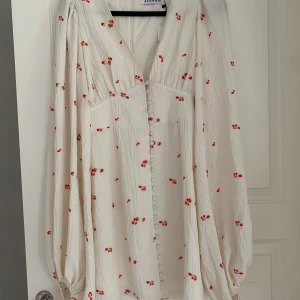 Adoore Florence dress - Säljer adoore florence dress med prislapp kvar, storlek 36. Endast testad. Nypris: 1495kr Säljes för 1200kr