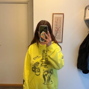 Billie Eilish tour hoodie - Billie Eilish tour hoddie i storlek S. Den är i bra skick men den har lite små fläckar här o där men det är inget man tänker på. Jag kan skicka bild på dom då alla bilder inte fick plats. Den är även lite luddig efter att ha blivit tvättad. Som referens är jag är 158cm och den sitter som ni ser på bilden. Pris kan diskuteras.