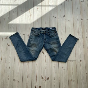 Replay anbass - Säljer nu dessa feta Replay anbass hyperflex i riktigt bra skick. Storlek: 31W 32L. Super liten defekt på högra benet (kolla bild 5). Nypris: 1599kr. Mitt pris: 429. Skriv vid frågor eller för mer bilder! 🤩