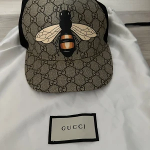 GUCCI KEPS ORGINAL - Hej, säljer min Gucci keps då den inte kommer mer till användning. Ny skick såklart original nypris är 5650 kr. Påse medföljer.