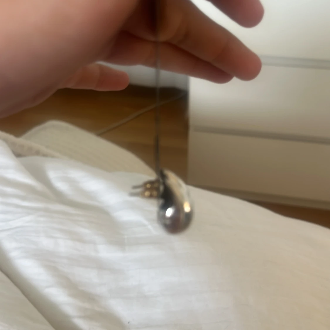 Silverfärgade droppformade örhängen - 1