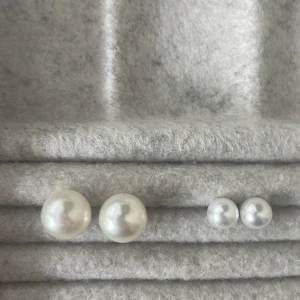 Pärlörhängen i två storlekar - Säljer två par pärl örhänge. De små kostar 20+ frakt och de stora kostar 30 + frakt💘 Båda för 45kr + frakt! 💕