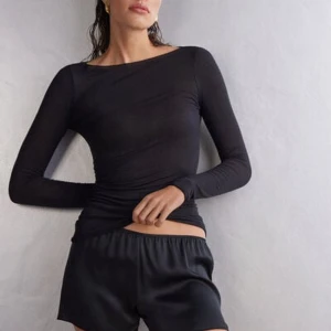 Svart långärmad topp med båtringning - Säljer min svarta intimissmi tröja i Kashmir då den knappt har kommit till användning. Den har inga defekter och är som ny! Tyget är lite genomskinligt och väldigt stretchigt❣️