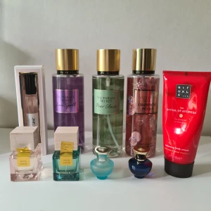 Parfym- och body mist-set från Victoria's Secret och Rituals -  tre body mists från Victoria's Secret (Love Spell och Pear Glace endast provsprutade en gång,  Champagne Petals ca 40% kvar)  en röd body cream från Rituals. Två rituals parfymer på 15ml d'soleil & himalaya som jag endast provsprutat innan jag la ut dom här för att se att lukten fortfarande var bra och dom luktar precis som när dom var nya (trots passerat utgångsdatum) 2 helt nya oöppnade versace miniatyrer. Tease travel spray 7 ml sprutad endast en gång. Nypris för allt 1500. Victorias secret