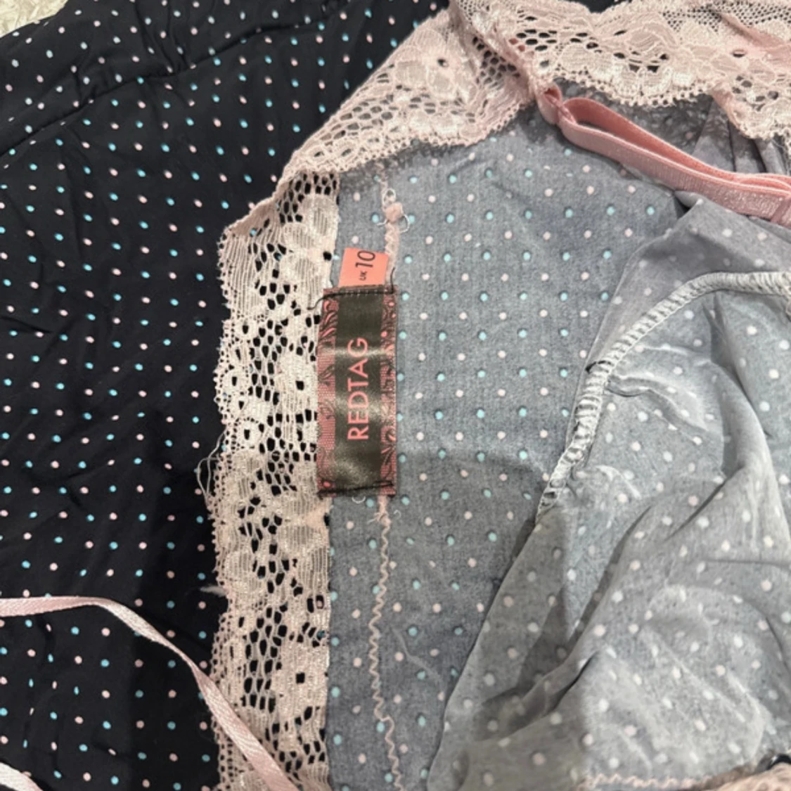 Svart prickig nattlinne med spets från Redtag - 2