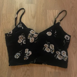 Blommig croppad topp - Gulligt linne från HM