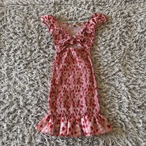 Sommarklänning - Säljer denna supersöta rosa blommiga klänningen ifrån chiquelle, den har ett litet hål i höger armhåla annars i superfint skick 💕☺️ bara att skriva vid frågor 🫶🏽